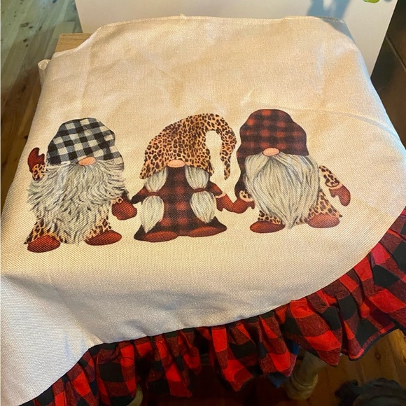 🎄Gnome Christmas Tree Skirt w/Buffalo Plaid Accent🎄 NWOT - Picture 2 of 5